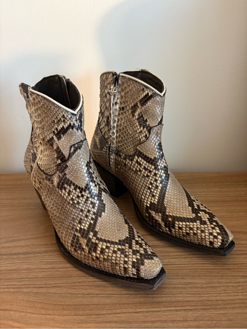 Tecovas the daisy black/ bone python size 10 Snake Ankle Boots